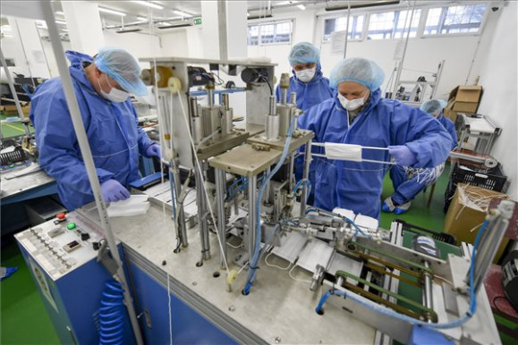 Falus szerint Orbán miniszterei között harc van a vírus elleni védekezés alakulásáról