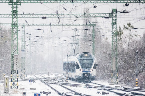 Késnek a vonatok, a befagyott váltók okozzák a legtöbb gondot