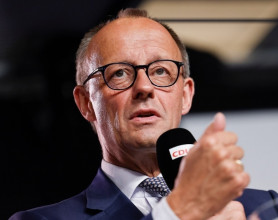 Telefonon egyeztetett Zelesznkij és Merz