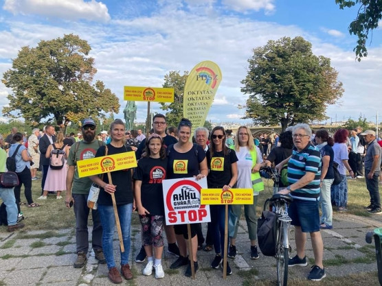 Civilek kalapozzák össze a pénzt a debreceni akkugyár szakértői vizsgálatára