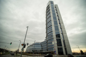 Potom 2900 forintért bárki körülnézhet a Mol-toronyból, az egyetlen magaslatról, ahonnan nem látszik a Mol-torony 