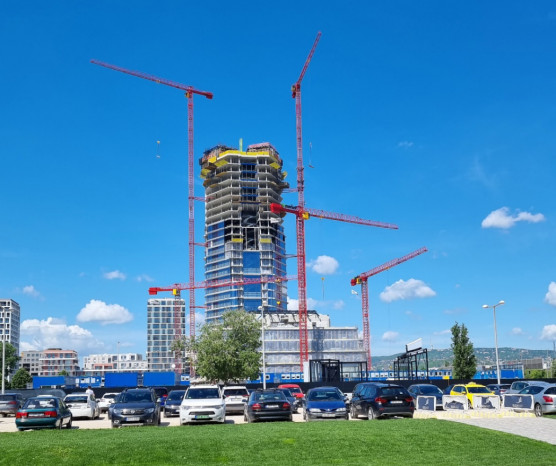 Zavarják a fővárosiakat a Mol-torony jelzőfényei