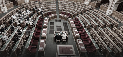 Nem mentek be a fideszesek, határozatképtelen lett a katatörvény miatti parlamenti ülés