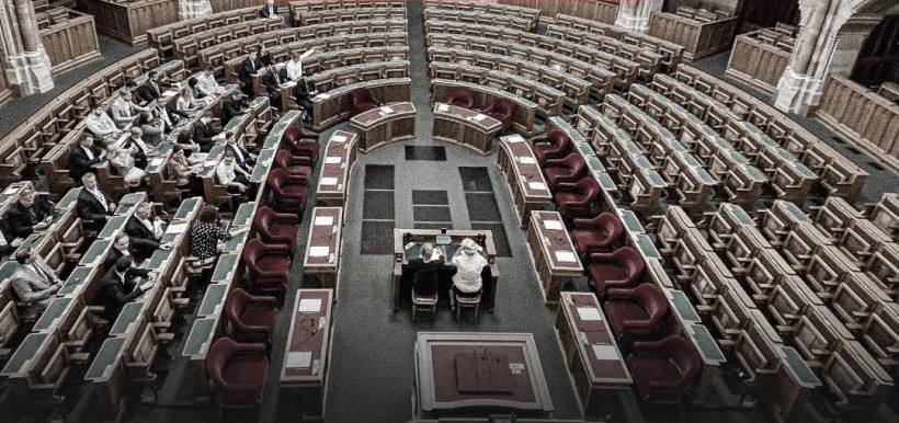 Nem mentek be a fideszesek, határozatképtelen lett a katatörvény miatti parlamenti ülés