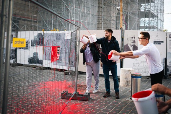 Vérvörös festékkel öntötte le a Karmelita kordonját a Momentum