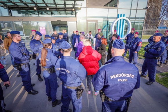 Körbevették a momentumosokat a rendőrök, hogy Orbán be tudjon jutni az állami rádióba