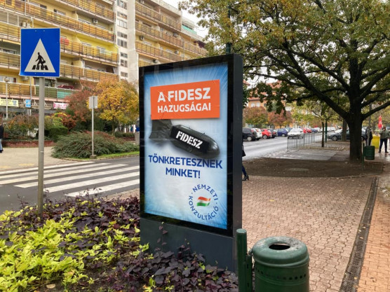 Országszerte átmatricázza a Momentum a kormány bombás-szankciós plakátjait