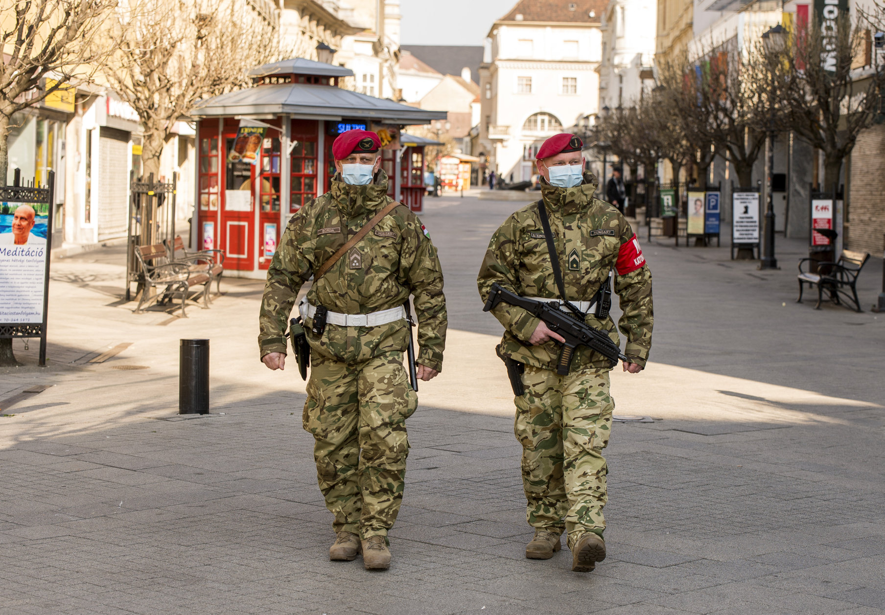 Koronavírus - Katonai járőrök Győr belvárosában 