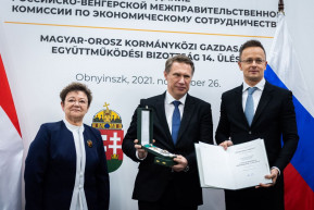 Szijjártó és Müller Cecília kiutazott és kitüntette az orosz egészségügyi minisztert