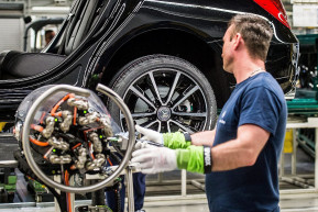 Megintette Orbánt a német biztos, és az új Mercedes-gyárat emlegeti