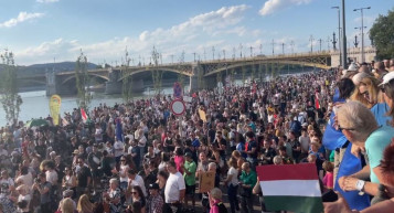 Ismét ezrek tüntetnek a kata-törvény ellen és 