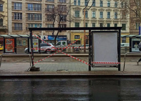 Letartóztatták a külföldi sofőrt, aki ittasan belecsapódott a körúti villamosmegállóba és halálra gázolt egy embert