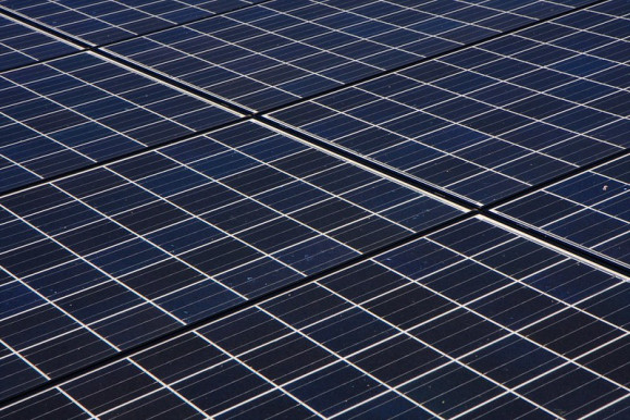 Csúsznak a fizetések a csornai napelemgyárban