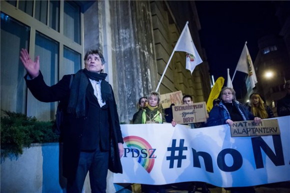 Kizsigerelt, hullafáradt a tanár, a diák