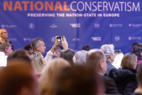 Rendőrök vetettek véget Orbánék brüsszeli konferenciájának