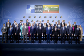 NATO-csúcs: Orbánnal külön kezet fogott Biden, amit a miniszterelnök stábja rögtön kihasznált