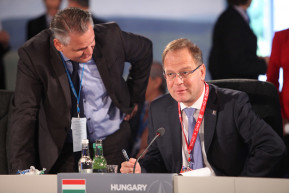 Navracsics: Nem valószínű, hogy a Fidesz újra a Néppárt tagja lesz, de közeledni kell