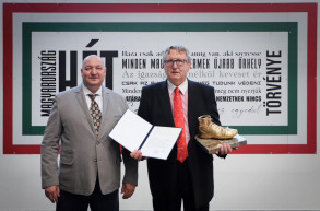 Németh Szilárd birkózóakadémiáján is kitették a falra Orbán Viktor 