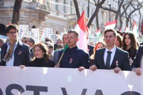 Provokáció lehetett az ukrán zászló kifeszítése a Tisza menetén