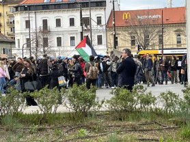 Mostantól nyomkövetőt kaphatnak a külföldi vendégek ellen tüntetők