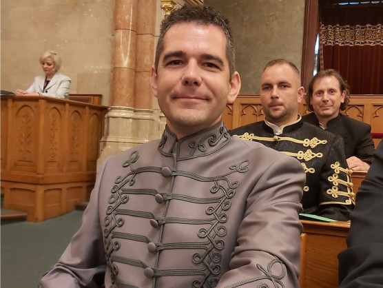 Megbünteti a bíróság Novák Elődöt LMBTQ-szimbólumok eltávolítása miatt