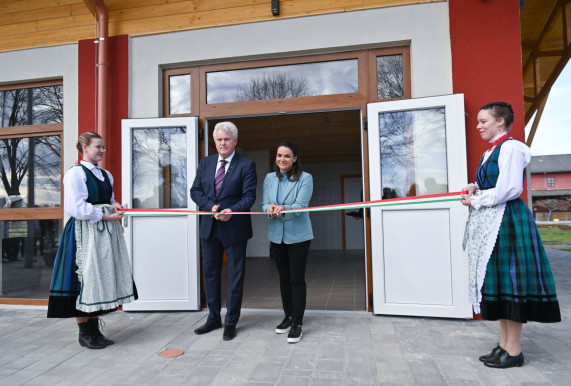 Népszava: üresen áll a 400 millióból épült turisztikai központ Barcson