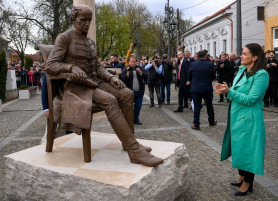 Magyarellenes skandálás közben avatott szobrot Erdélyben Novák Katalin