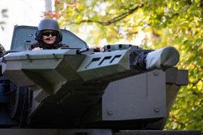 Béketábor: Novák Katalin tankba pattant, harminc éve nem látott hadgyakorlat kezdődött