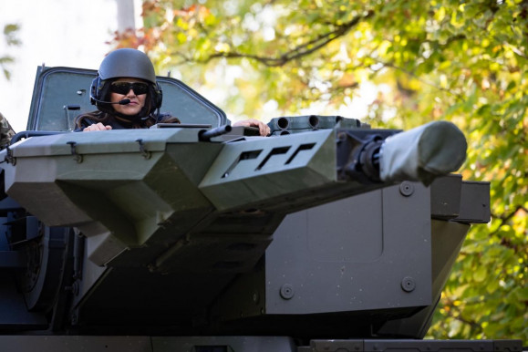 Béketábor: Novák Katalin tankba pattant, harminc éve nem látott hadgyakorlat kezdődött