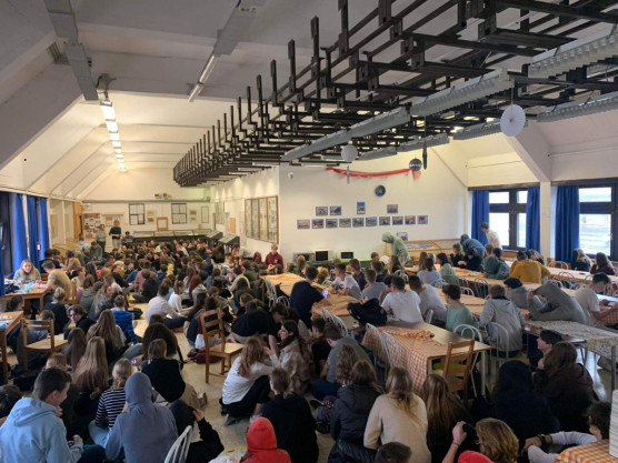 Leülnek a Blahán a tiltakozó diákok, leállítják a Szentendrei utat