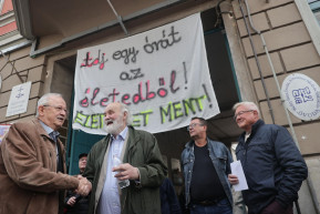 Megszüntették a MET gazdasági vezetőjének letartóztatását, Iványi egyházának lelkésze szabadlábon védekezhet