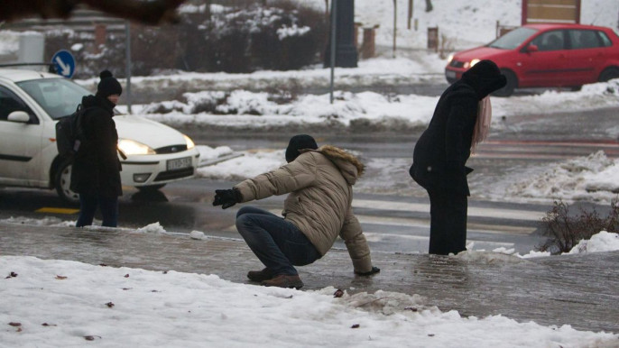 Narancs riasztás az ónos eső miatt, ne üljön autóba, ha nem muszáj