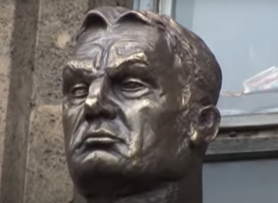 Dopeman: Hiba volt Orbán hungarocell-szobrát rugdosni