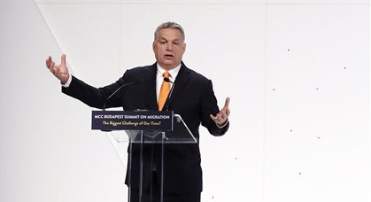 Épp hogy kirúgták, máris támad