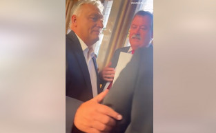 Hadházy: Miért kell Hatvanpusztára kétmilliós kád? Orbán: A falu bolondját nem bántjuk