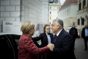 Bajban Angela Merkel budapesti könyvbemutatója után, mert felült Putyin provokációinak