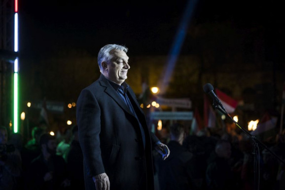 Az igazgató nem engedélyezte, Orbán gyűlését mégis a katolikus iskolából fotózták