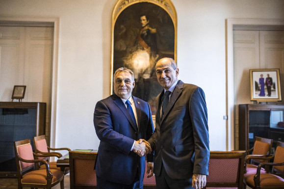 A szlovén kormányfővel találkozik Orbán hétfőn