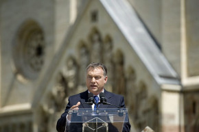 Orbán „isteni” magasságokban