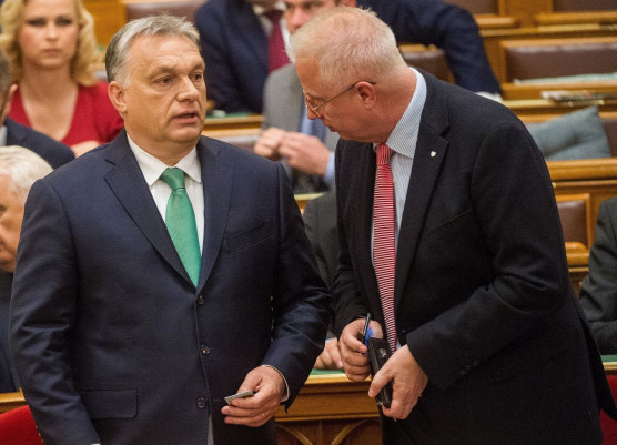 Agymosott Navracsics után az Orbán-báb Trócsányival viaskodnak