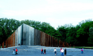 Bent ragadt egy kisfiú az '56-os emlékmű oszlopai között, tűzoltók szabadították ki