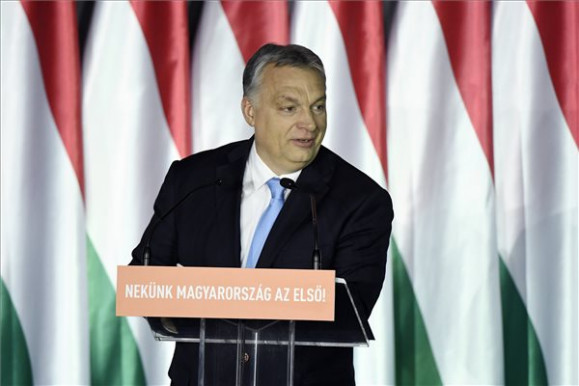 Orbán, a „bajkeverő”