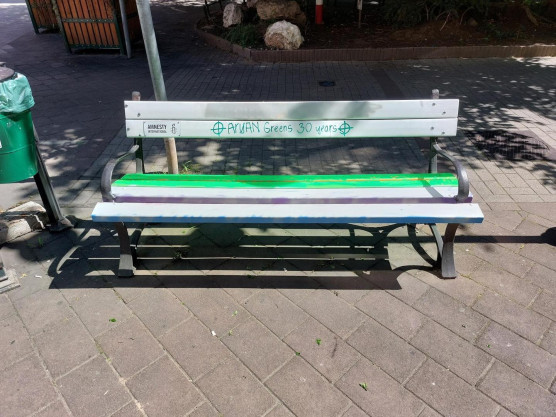 Két napig bírta a szivárványos pad a IX. kerületben