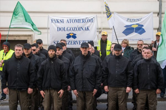Két tucat fegyveresen múlik Paks biztonsága?