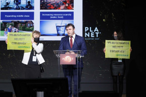 Ádert idézve megzavarták Palkovics előadását