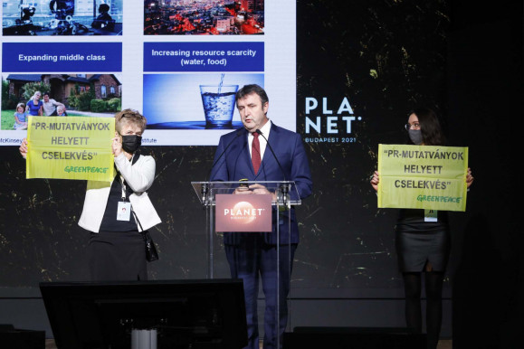 Ádert idézve megzavarták Palkovics előadását