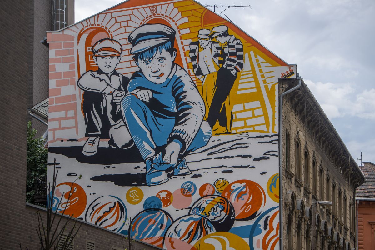 A Pál utcai fiúk-illusztráció egy budapesti ház tűzfalán