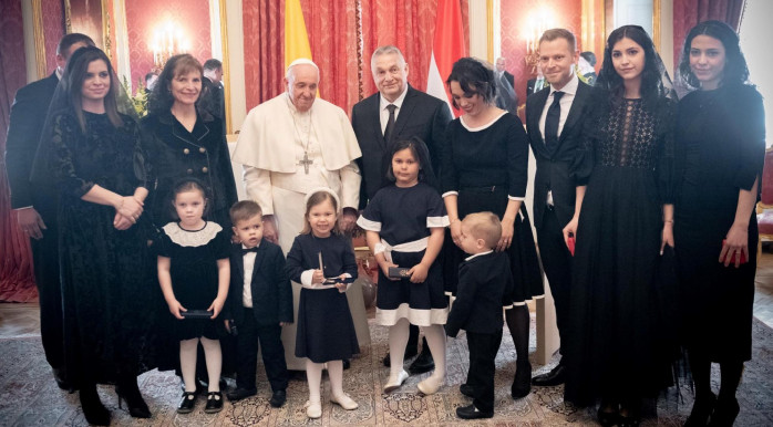 Ferenc pápa az Orbán családdal fotózkodott, a Bazilikában pedig megáldotta a Szent Jobbot