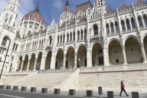 Már 16 órája megy a státusztörvény vitája a Parlamentben