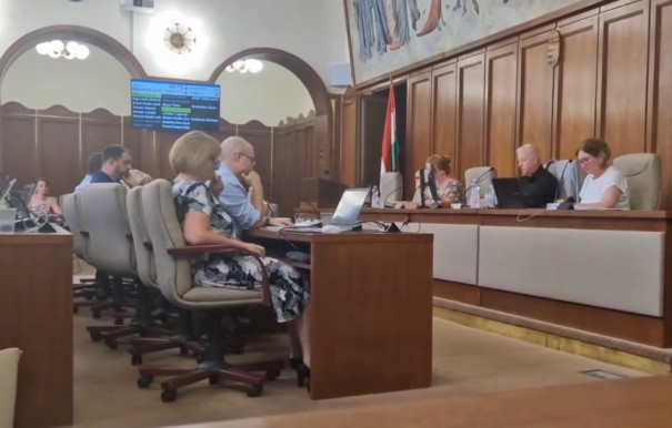 Fideszes, MSZP-s és ex-DK-s képviselők szavaztak maguknak nagyobb fizetést Pesterzsébeten